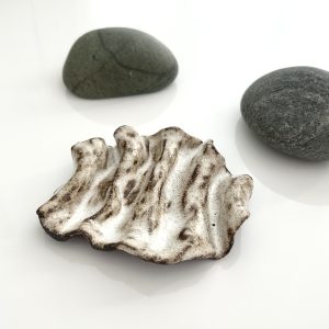 Saippua-alusta tumma aalto 9,5 x 10 cm