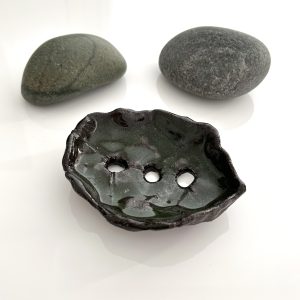 Saippua-alusta tumma reikälehti 9 x 11 cm